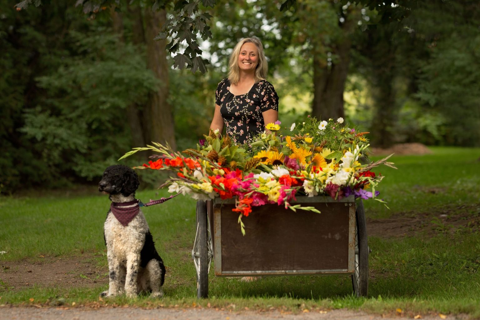 Femme avec fleurs et chien